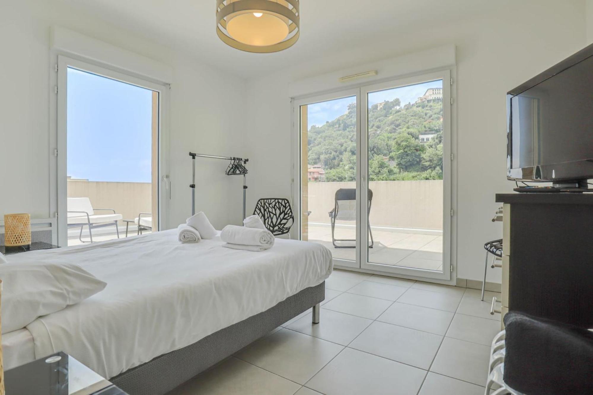 Spacieux Rooftop Parking, Terrasse Ensoleillee Menton Ngoại thất bức ảnh